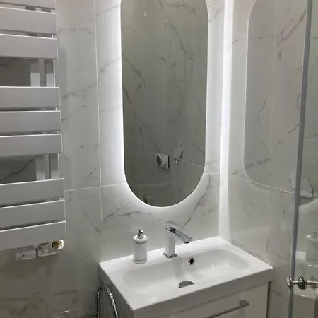 Spacious In Heart Of דירה *