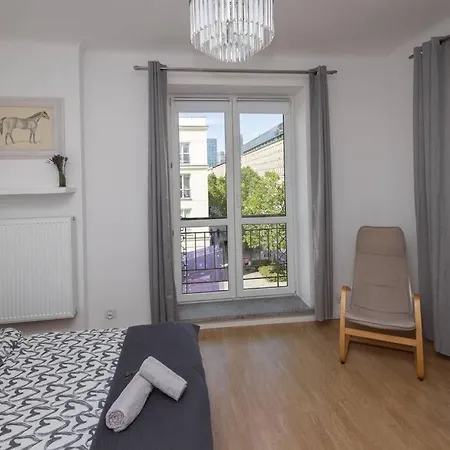 Spacious In Heart Of Apartment
