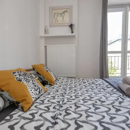 Spacious In Heart Of דירה ורשה