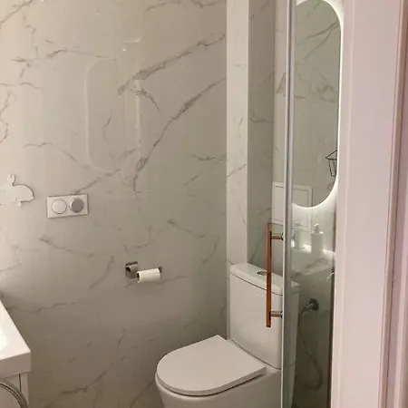 Spacious In Heart Of Apartman Varsó